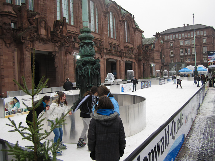 Eisbahn vor dem Rosengarten in Mannheim